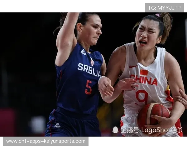 女篮内线比赛中被对方肘到鼻子流血，简单止血后戴着纸塞继续打